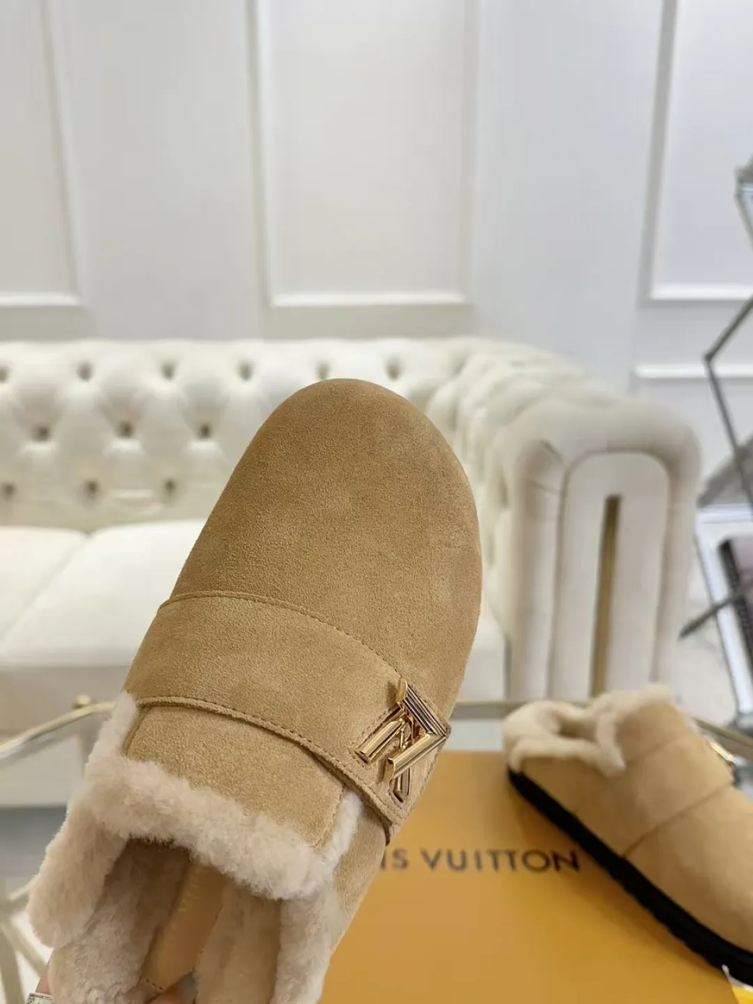 p600✨ LV Couple’s Wool Slippers｜Full of high-end feel, the soles of your feet are luxurious✨ We have achieved the ultimate restoration of the "higher version" of this pair of LV classic toe-toe slippers! 👫💫 🌟 The core advantages are clear at a glance: ✔️ Original jacquard + cowhide fabric, delicate texture, high-end at first glance; ✔️ 280% pure wool lining, wearing barefoot is like stepping on clouds ☁️, soft and skin-friendly and not sweaty; ✔️ Non-slip rubber bottom + three-dimensional toe design, super stable for walking, fashionable and practical!  👀 Must-have attention to detail: Belt buckle + classic LV presbyopic elements, revealing the aura of a big-name brand in a low-key manner ~ Whether it is a couple dating or a trip with besties, both of them are the focus when they go out👟💖 ✨ Easily match the wardrobe: jeans + sweaters, lazy and casual style ✔️ Coat + skirt, refined and elegant ✔️ One pair of shoes can handle a variety of styles, and the sense of luxury is never artificial ~ #LV slippers #couple outfit #High-End Customization #Quality Shoes Recommendation Fabric: Yangjing/classic jacquard fabric Lining: Imported wool lining Sole: Original rubber sole Size: Female 35-41 Male 38-46